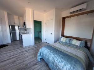 ein Schlafzimmer mit einem Bett und einer Küche in der Unterkunft Luxury studio with incredible bay view in Birch Bay