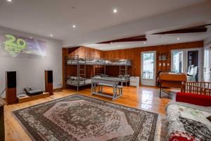 een woonkamer met een bank en een tafel bij Villa Carry Piscine Sauna Jacuzzi in Carry-le-Rouet