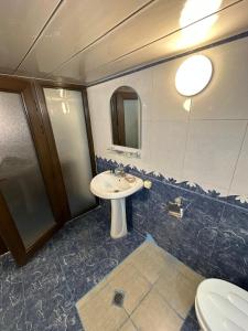 une salle de bain avec un lavabo et un miroir dans l'établissement White Boutique Nizami Hotel, à Baku