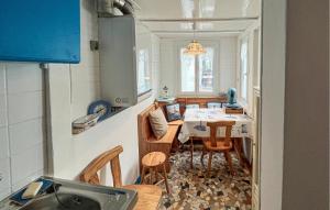 オーにある1 Bedroom Gorgeous Home In Aultのテーブルと椅子のあるキッチンとダイニングルーム