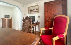 オーにある1 Bedroom Gorgeous Home In Aultのテーブル、椅子、デスクが備わる客室です。