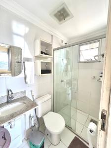 Un baño con ducha, inodoro y lavabo. en Apartment in Ananindeua, en Ananindeua