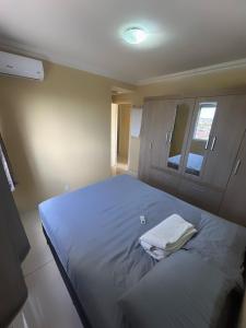 Un dormitorio con una cama grande con espejo. en Apartment in Ananindeua, en Ananindeua 9 fotos más
