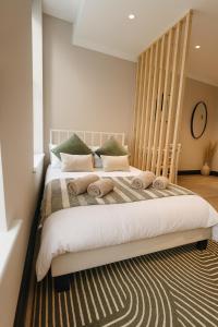 a bedroom with a large bed with towels on it at Royal Oakwood Studio 1 Bed Brighton Sleeps 2 in Brighton & Hove +3 photos
