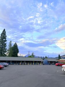 a parking lot with cars parked in front of a building at Motel Garberville in Garberville +39 photos