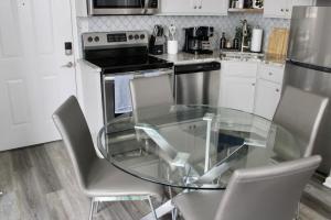 Η κουζίνα ή μικρή κουζίνα στο Little Rock - Downtown Delight, Central Escape +22 φωτογραφίες