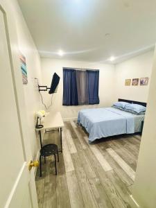フィラデルフィアにあるSeaside Dreamy Serenity Suiteのベッドとパソコン付きの机がある寝室 +24枚の写真