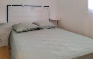 Postel nebo postele na pokoji v ubytování Amazing Apartment In La Londe Les Maures