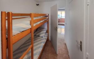 Postel nebo postele na pokoji v ubytování Amazing Apartment In La Londe Les Maures + 6 fotografií