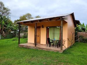 una piccola casa con un tavolo in un cortile di Cabañas Manuara a Hanga Roa