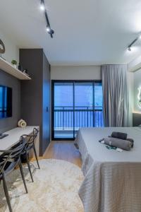 a bedroom with two beds and a large window at Condomínio com piscina ao lado do Parque Buenos Aires in Sao Paulo