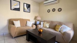 埃莫西约Casa Sofia de una planta的有两张沙发和一张咖啡桌的客厅