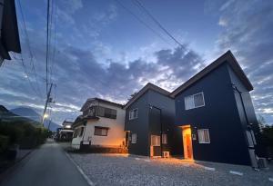Un par de edificios ubicados uno al lado del otro en una calle. en Fuji Mason's Villa, en Fujiyoshida
