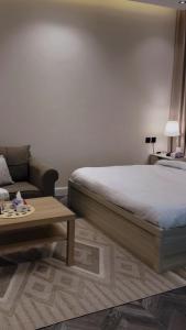 リヤドにあるشقة استديو حي الوزاراتのベッドとソファとテーブルのある寝室