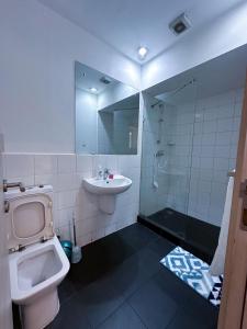 Ένα μπάνιο στο Bloom Apartments at The Gallery +23 φωτογραφίες