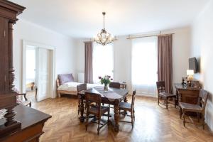 a living room with a table and chairs and a couch at Grünes Haus in Murau