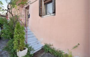 VelaにあるNice Apartment In Trento With Wifiの窓のある建物へ続く階段 +16枚の写真