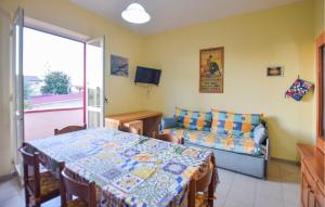 ein Wohnzimmer mit einem Bett und einer Couch in der Unterkunft Amazing Apartment In Santa Maria Di Castell in Santa Maria di Castellabate + 8 Fotos