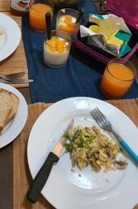 un plato de comida con un cuchillo y un tenedor en una mesa en Sufi'Sawd Guest Rooms Muizenberg, en Muizenberg