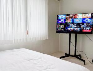- TV de pantalla plana en un dormitorio en Arang Stay Seoul 동대문, en Seúl