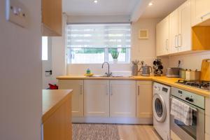 Η κουζίνα ή μικρή κουζίνα στο House - Sleeps 8 - Parking - Garden