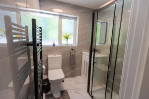 Ένα μπάνιο στο House - Sleeps 8 - Parking - Garden +21 φωτογραφίες