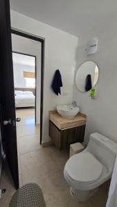 un bagno con un water bianco e un lavandino di Paraíso Liverte 203 a Cancún