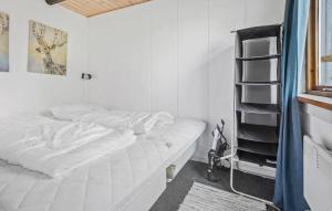 Letto o letti in una camera di 2 Bedroom Nice Home In Væggerløse Altre 8 foto