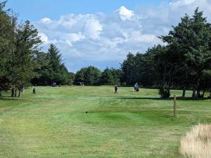 Instalaciones para jugar al golf en la casa vacacional 33 fotos más