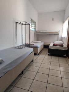サンパウロにあるWR7 hostel SP EXPO a 5 min da expoのタイルフロアの客室で、ベッド2台が備わります。