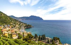 una ciudad en una colina junto al océano en Awesome Apartment In Bogliasco With Wifi, en San Bernardo
