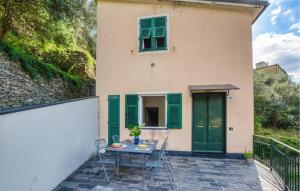 Un patio con una mesa y sillas frente a una casa. en Awesome Apartment In Bogliasco With Wifi, en San Bernardo 10 fotos más