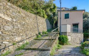 pared de piedra con escaleras junto a un edificio en Awesome Apartment In Bogliasco With Wifi, en San Bernardo