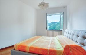 una cama en una habitación con ventana en Awesome Apartment In Bogliasco With Wifi, en San Bernardo