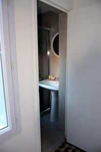 ein Badezimmer mit einem Waschbecken und einem weißen Waschbecken in der Unterkunft Appartements de Jules & Victoire in Pornic + 18 Fotos