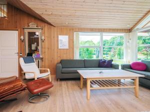 ein Wohnzimmer mit Sofa und Tisch in der Unterkunft 8 person holiday home in Glesborg in Glesborg + 27 Fotos