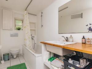 Un baño con lavabo, inodoro y espejo. en 5 person holiday home in Lundby, en Lundby 33 fotos más