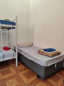 サンパウロにあるWR7 hostel SP EXPO a 5 min da expoのウッドフロアのドミトリールームの二段ベッド2台分です。 +24枚の写真