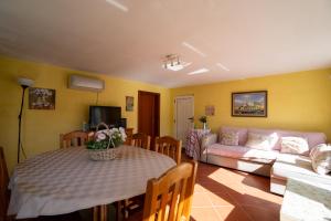 TV a/nebo společenská místnost v ubytování Casa Amarela