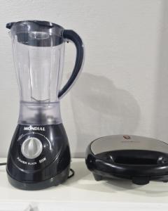 een blender die bovenop een aanrecht staat naast bij Casa ampla e confortável in Garanhuns +7 foto's