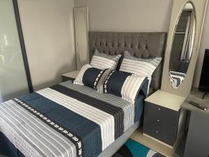 Giường trong phòng chung tại KingBeez Home