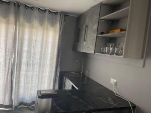 Nhà bếp/bếp nhỏ tại KingBeez Home +10 ảnh