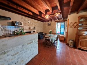 Kuchyň nebo kuchyňský kout v ubytování Maison de caractère avec jardin, barque et VTT dans le Marais Poitevin - FR-1-426-139