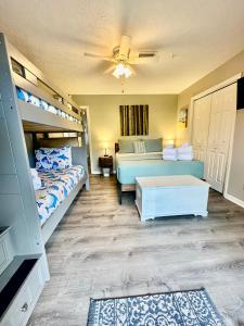 un dormitorio con dos camas y una litera en Peachy Palm, en Panama City Beach 23 fotos más