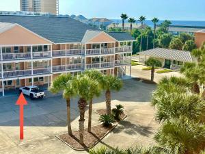 una vista aérea de un complejo de apartamentos con palmeras en Peachy Palm, en Panama City Beach