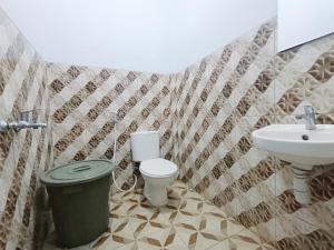 Ένα μπάνιο στο Guest House AA Syariah Pekalongan by Hello Room