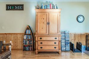 un grande mobiletto di legno con sopra dei libri di Dog Friendly Leech Lake Home w Perfect Beach Garage Boat Lift a Walker Altre 86 foto