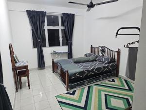 a bedroom with a bed and a window at Homestay Saderi Putrajaya Presint 16 in Putrajaya