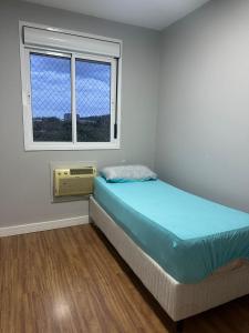 Katil atau katil-katil dalam bilik di Apartamento dois dormitórios próximo ao Sesc