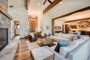 un soggiorno con divano e camino di Rising Sun Retreat at Schaffer's Mill by Tahoe Getaways - Luxury Pet Friendly w Air Conditioning a Ponderosa Fairway Estates